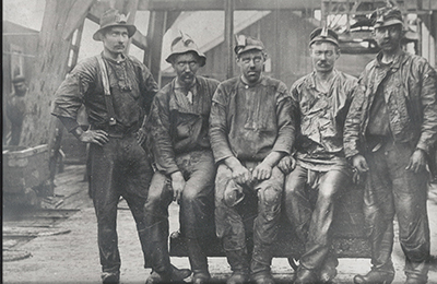 Bild på gruvarbetare i Bjuv omkring år 1890.