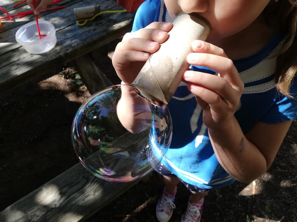 barn blåser bubbla