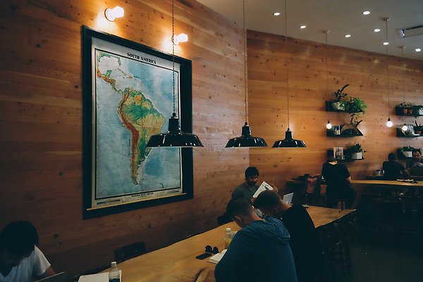 En tavla föreställande en världskarta tagen inne på ett café