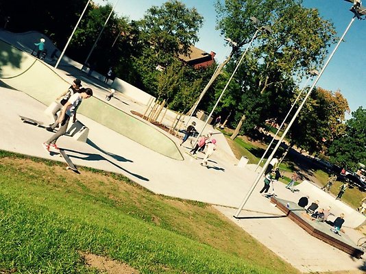 Skateparken i Bjuv med barn och ungdomar en härlig sommardag.